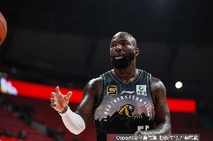 还得我撑着！琼斯39分钟26中8&amp;14罚11中砍29分17板10助 正负值+1