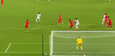 望月海辉打门变线后破门，国足0-2落后日本