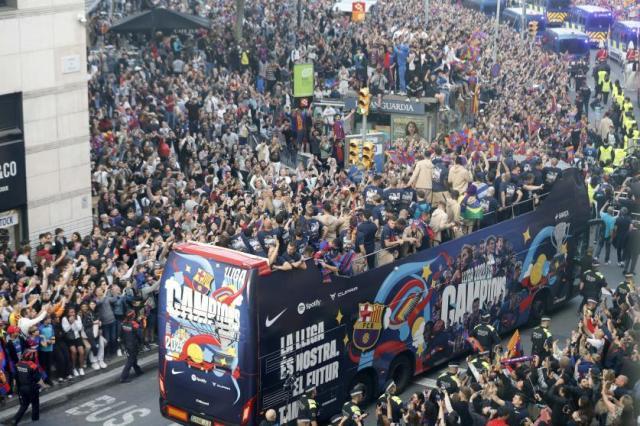 刀塔-巴萨巡游庆祝夺冠：数万人狂欢，梅西名字又成歌词